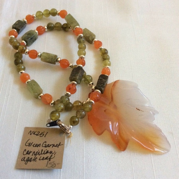 Silver tone metal green Garnet Carnelian Agate maple leaf pendant beads necklace - Picture 4 of 4